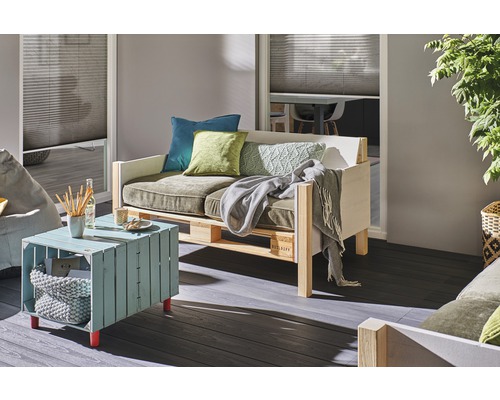 Woonkamer met palletmeubels, bestaande uit een bank, tafel en kussens