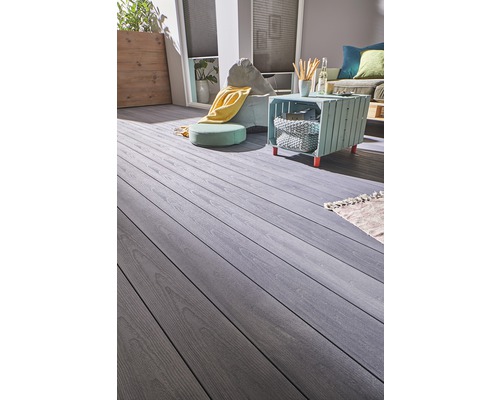 Terras met houten planken, stoelen en bijzettafel