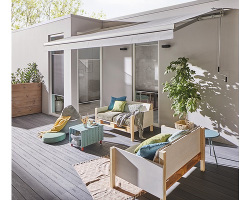 Terras met zonnescherm, zitplaatsen en planten voor een gezellige buitenomgeving