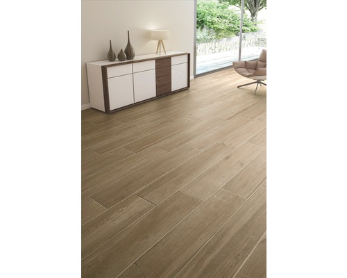 Lichte kamer met houtlook tegelvloer en dressoir