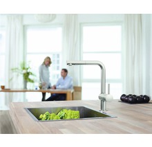 Keukenscène met gootsteen, kraan en groenten op een aanrecht