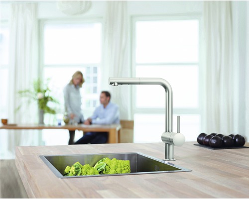 Keukenscène met gootsteen, kraan en groenten op een aanrecht