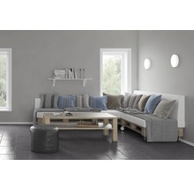 Woonkamer met palletmeubels en sierkussens.