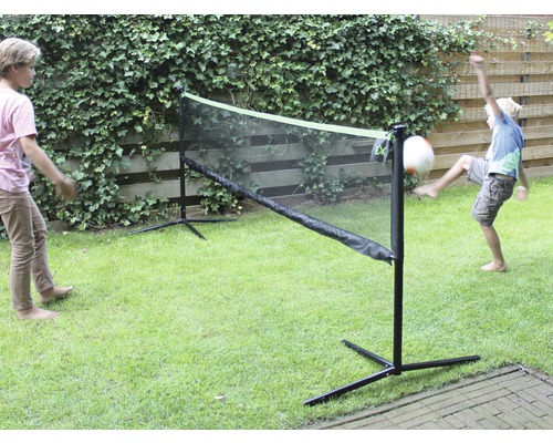 Vrijetijdsscène met twee kinderen die in de tuin spelen met een multifunctioneel speelnet