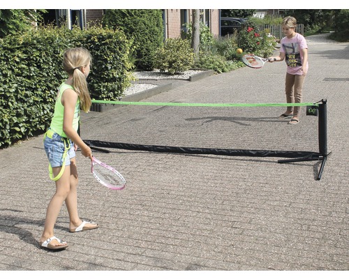 Twee kinderen spelen met een draagbaar tennisnet buiten.