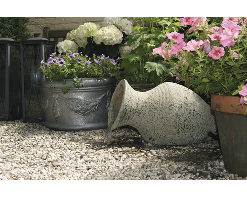 Decoratieve tuinscène met sierfontein en beplante potten