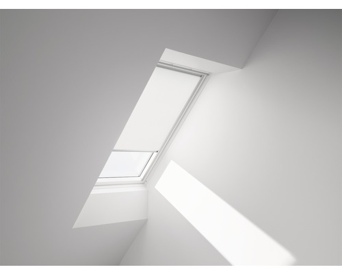 VELUX Rolgordijn lichtdoorlatend handbediend RFL C02 1028S wit Dakvenster met rolgordijn in een lichte ruimte