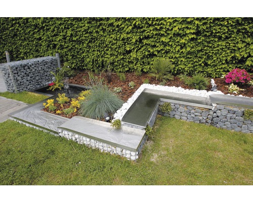 Tuinscène met schanskorven, vijver en beplanting