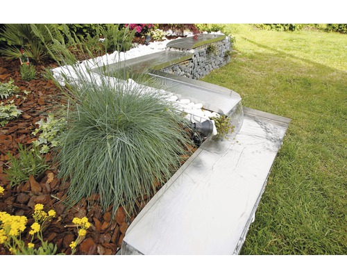 Waterspel met schanskorfmuur in de tuin