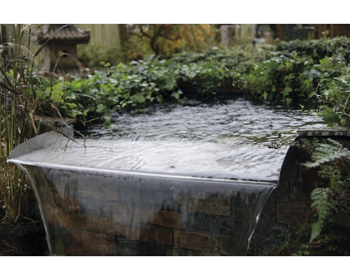 Decoratieve tuinfontein met watercascade en steenlook