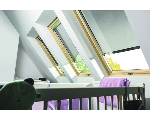 Dakramen met houten frame in een kinderkamer met babybedje.