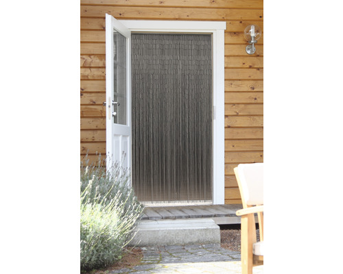 Deur met openstaand insectenwerend gordijn