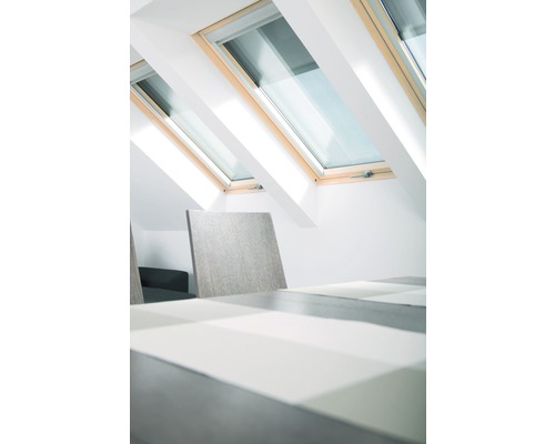Interieur met dakramen en eettafel