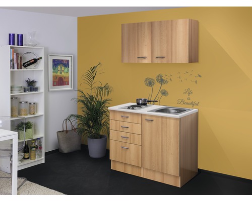 Compacte keuken met spoelbak, kookplaat en hangkast in een ruimte.