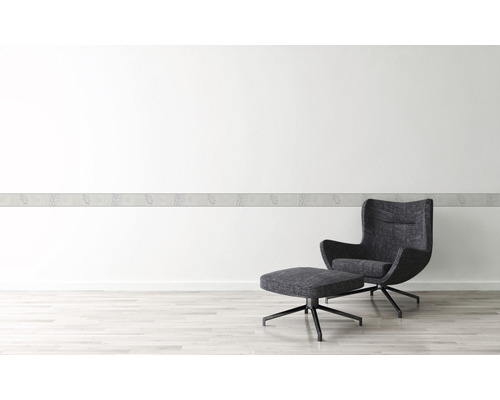 Wand met bloemenrand en fauteuil met voetenbank