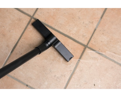 Stofzuigermondstuk op tegelvloer