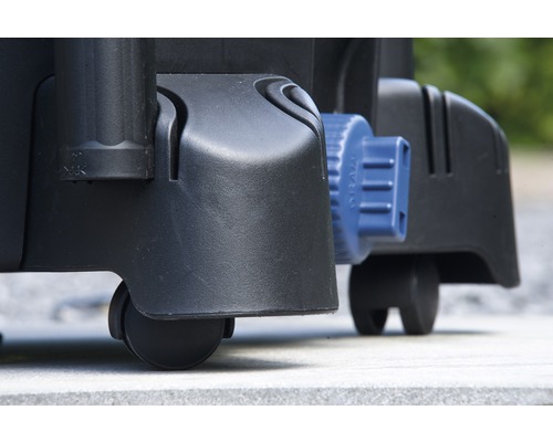 Detailopname van een vijverfilter met wielen voor eenvoudig transport