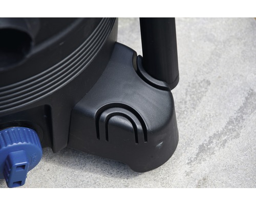Detailweergave van een zwarte vijverslibzuigerbasis met handgreep