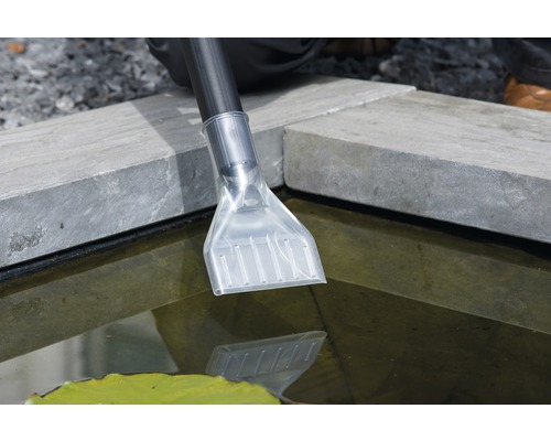 Mondstuk van een vijverslibzuiger in gebruik