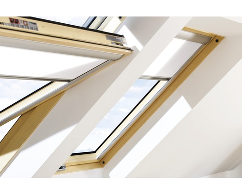 Close-up van twee dakramen met houten frame en verduisteringsrolgordijn