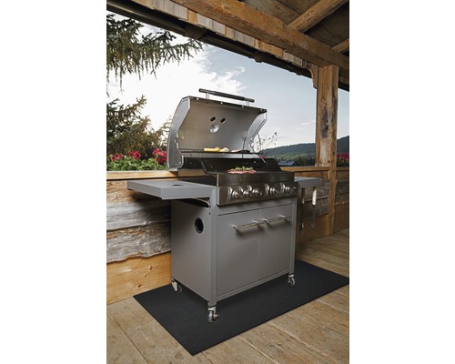 Grillstation met barbecue en onderstel op een terras