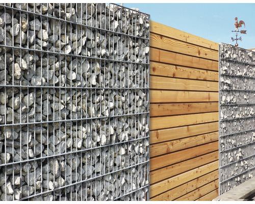 Schanskorfmuur gecombineerd met houten elementen in de tuin