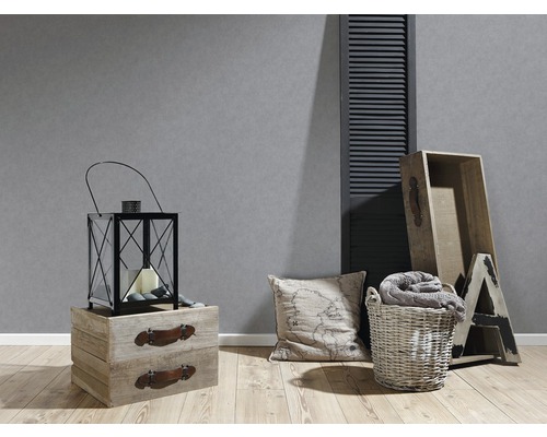 Decoratieve scène met lantaarn, houten kisten, kussen en mand op houten vloer