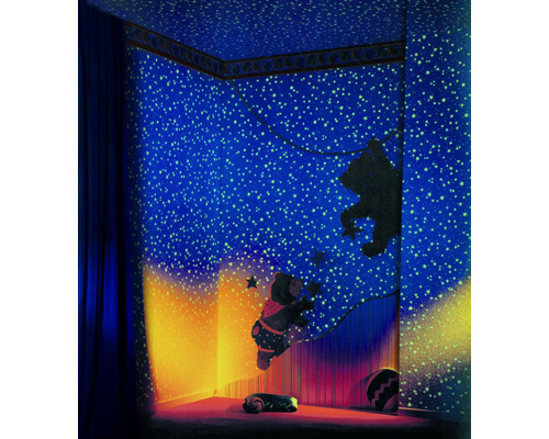 Kinderkamer met sterrenhemel behang en berenmotieven op de muur