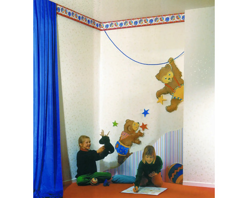 Kindvriendelijke kamer met behangrand, berenmotieven en spelende kinderen.