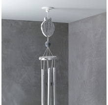 Windgong met houten en metalen elementen, opgehangen aan het plafond.