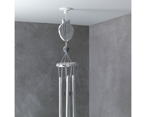 Windgong met houten en metalen elementen, opgehangen aan het plafond.