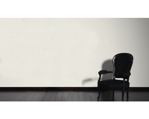 Decoratieve scène met een fauteuil voor een muur op een houten vloer