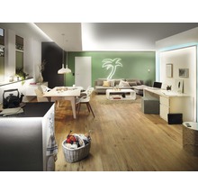 Lichte woonkamer met eettafel, bank, bureau en houten vloer