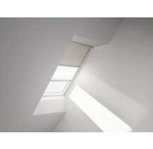 Dakvenster met gedeeltelijk gesloten plissé in een zolderkamer.