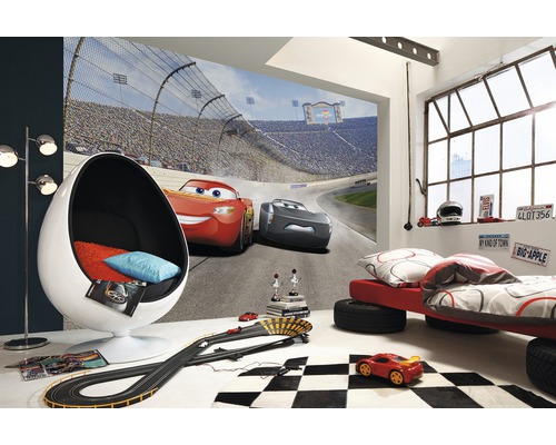 Kinderkamer met raceauto behang, eivormige stoel en autoracebaan