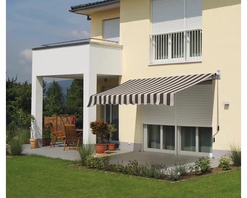 Gevel met zonnescherm en rolluik voor terras