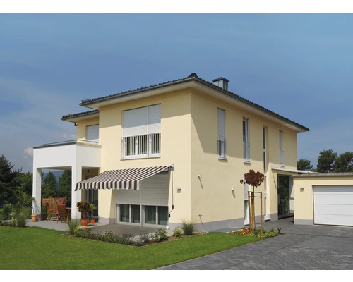 Huis met zonnescherm en rolluiken