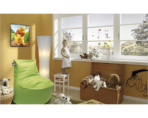 Kinderkamer met zitzak, staande lamp, raamdecoratie en muurschildering