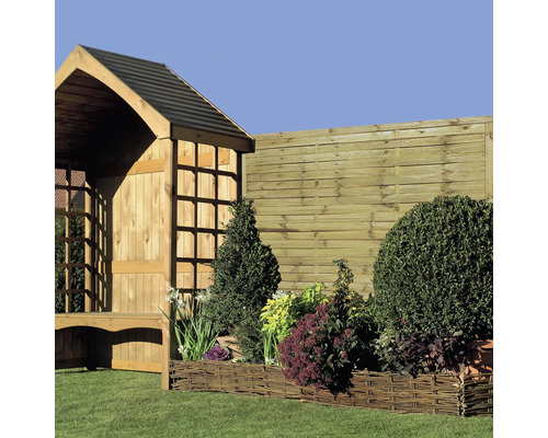 Tuinlandschap met houten schutting, wilgenbed en houten tuinhuisje