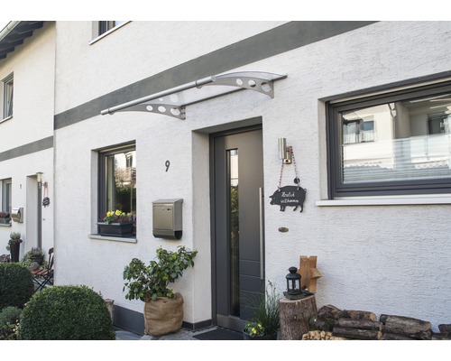 Entree van een huis met luifel en voordeur