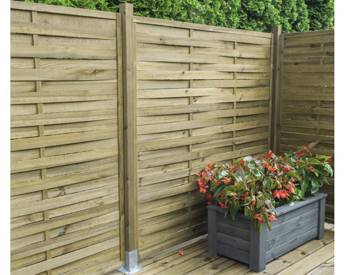 Houten schutting met houten plantenbak en bloemen