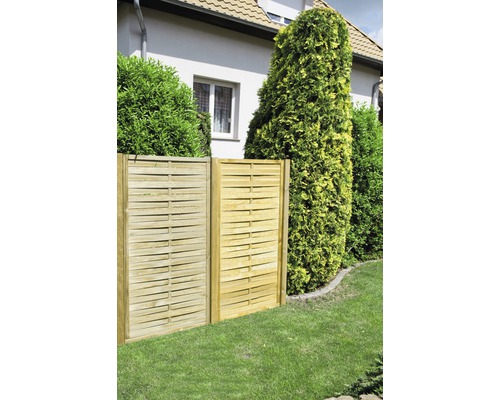 Houten schutting in de tuin voor perceelafbakening