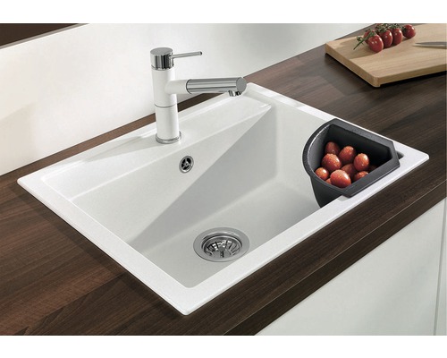 Spoelbak met kraan en afdruipbak op een werkblad.