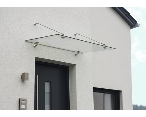 Glazen afdak boven een voordeur met roestvrijstalen beugels