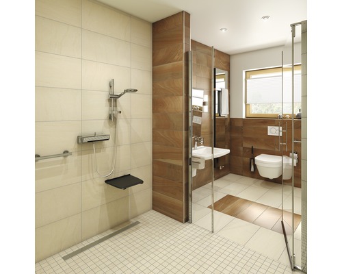 Toegankelijke badkamer met douche, toilet en wastafel.