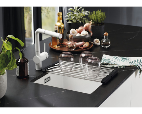 Keukenscène met gootsteen, afdruiprek, kraan en diverse keukengerei