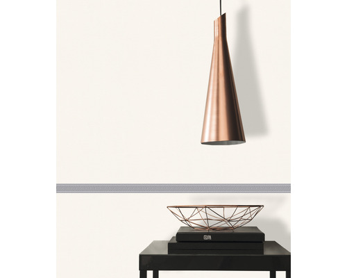 Woonkamer met rand, hanglamp en decoratie