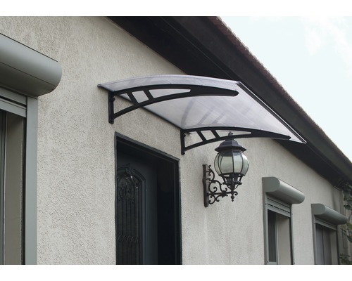 Voordeur luifel met lampenarmatuur aan het huis