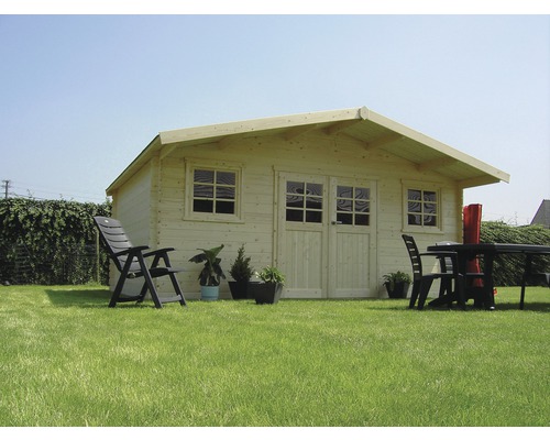 Tuin met houten tuinhuis, tuinmeubelen en planten