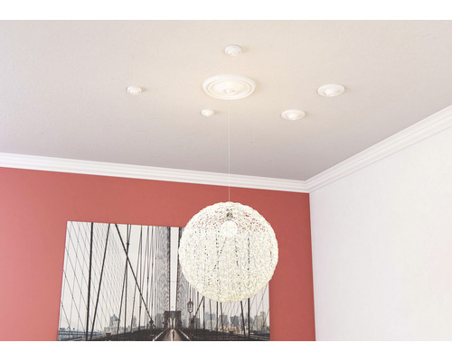 Plafond met sierlijsten, rozetten en een hanglamp